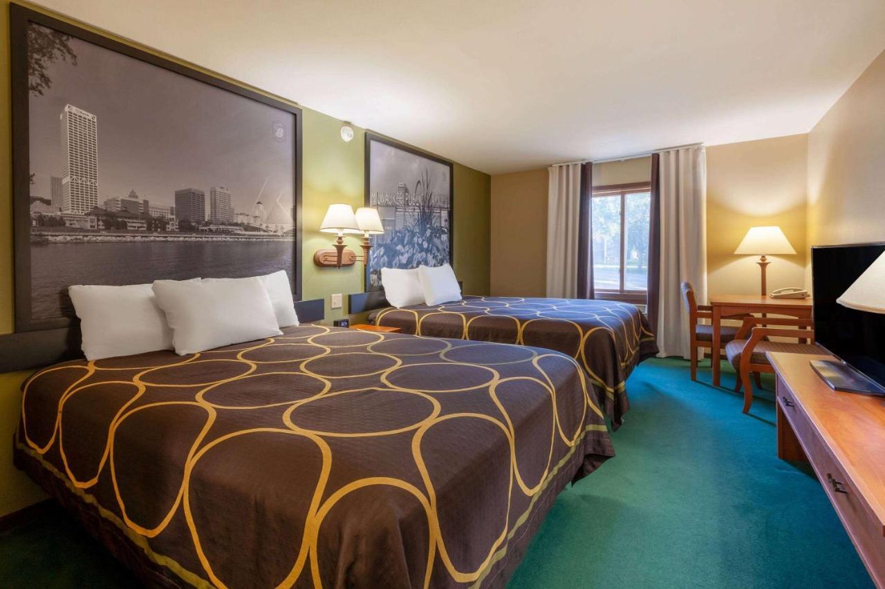 Super 8 By Wyndham Berlin Wi Hotell Exteriör bild