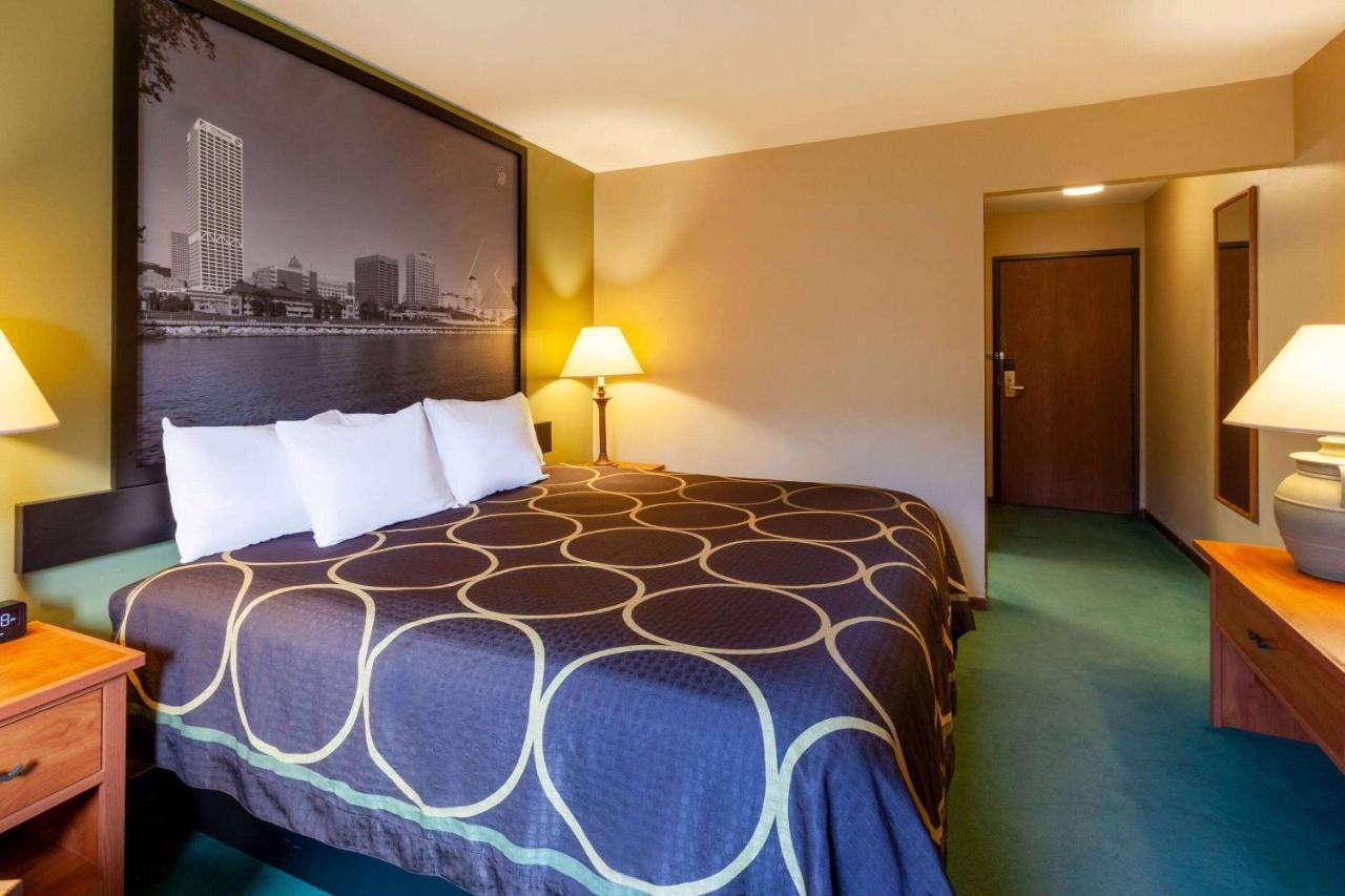 Super 8 By Wyndham Berlin Wi Hotell Exteriör bild