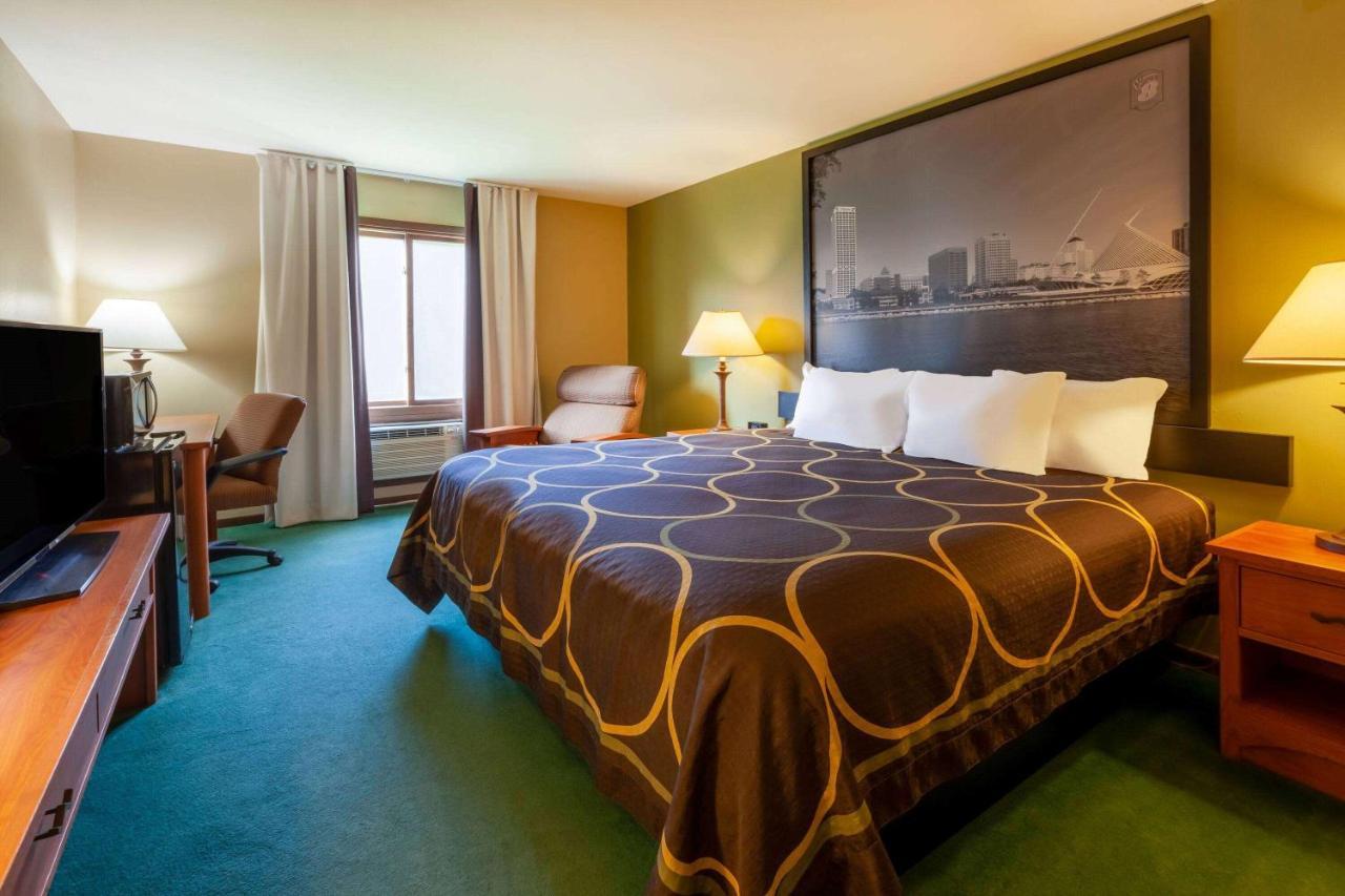 Super 8 By Wyndham Berlin Wi Hotell Exteriör bild